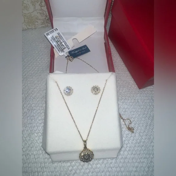 MACY’S 2-PC 1CT DIAMOND SET CLUSTER PENDANT NECKLACE & STUDS - Picture 14 of 17